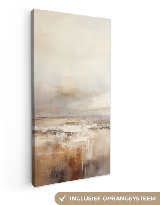 Een verticaal abstract schilderij in bruin- en grijstinten met een indicatie van een ophangsysteem.