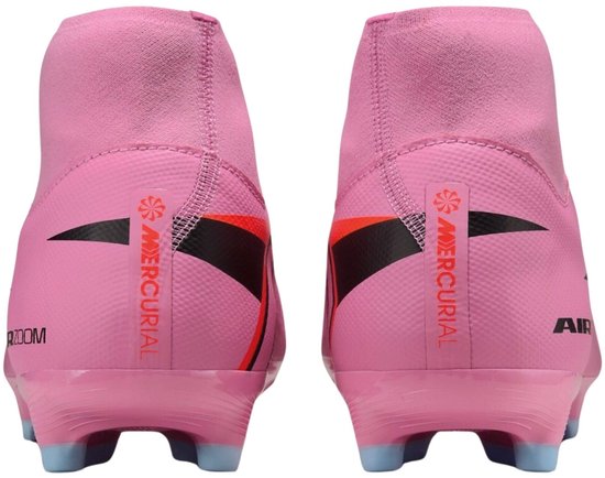 Achterkant roze voetbalschoenen met 'MERCURIAL' en Nike logo.