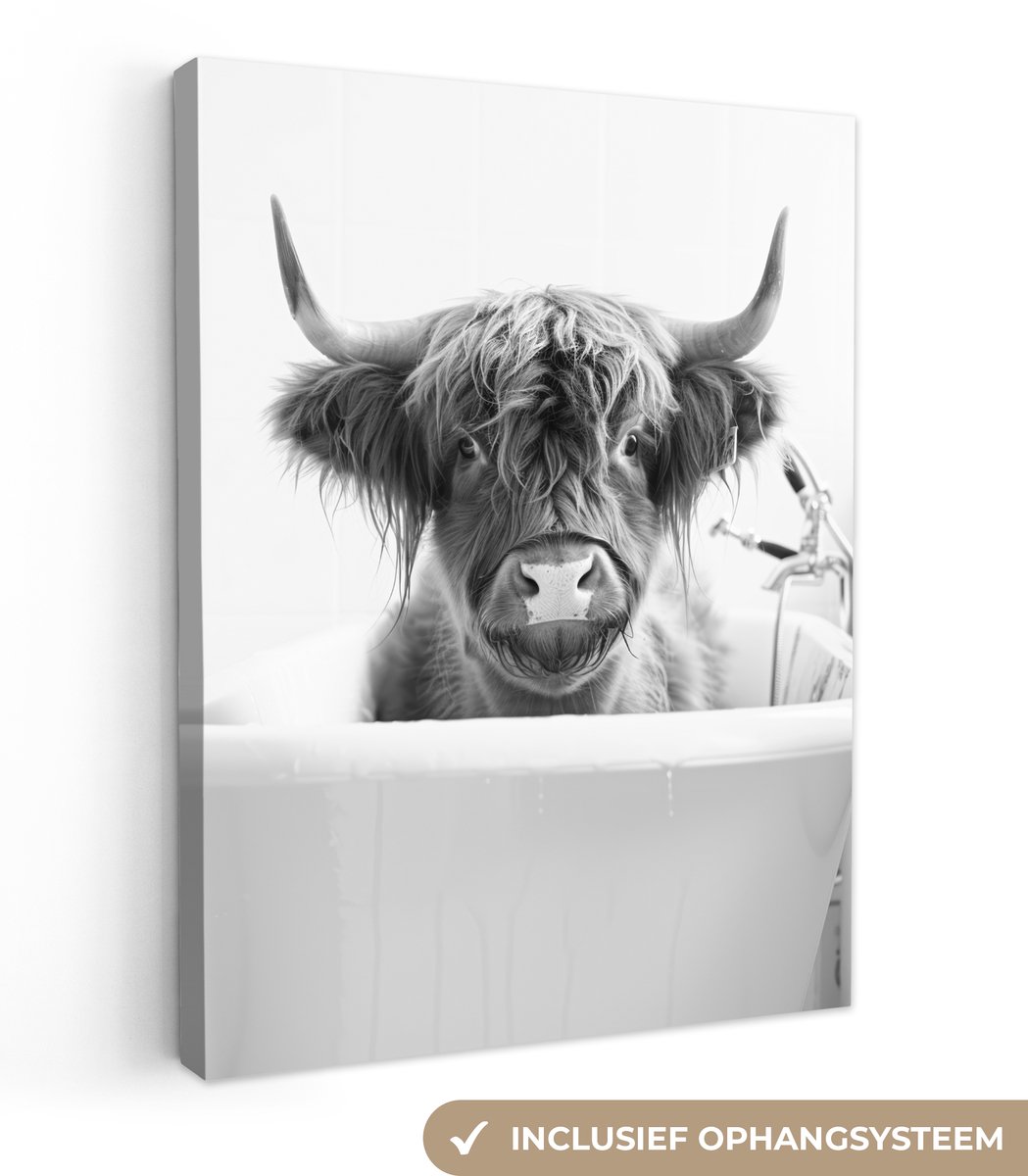 Canvas schilderij 60x80 cm - Wanddecoratie badkamer Schotse Hooglander - Koe - Bad - Zwart