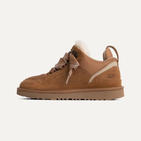 Zijaanzicht van bruine UGG sneaker met ruitpatroon veters, rits en bontkraag.
