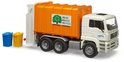 Witte vuilniswagen met oranje container. Tekst op zijkant: 'REUSE REDUCE RECYCLE'. Twee vuilnisbakken (blauw, geel) naast de wagen.