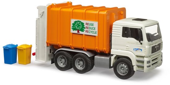 Witte vuilniswagen met oranje container. Tekst op zijkant: 'REUSE REDUCE RECYCLE'. Twee vuilnisbakken (blauw, geel) naast de wagen.