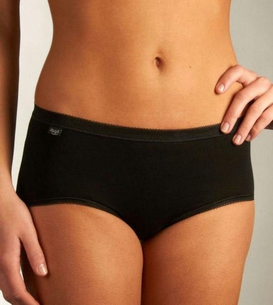 Zwarte midi slip van Sloggi gedragen door model, met kanten rand.