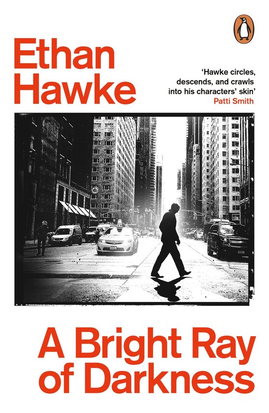 Boekomslag van 'A Bright Ray of Darkness' met Ethan Hawke en een man die een straat oversteekt in New York.