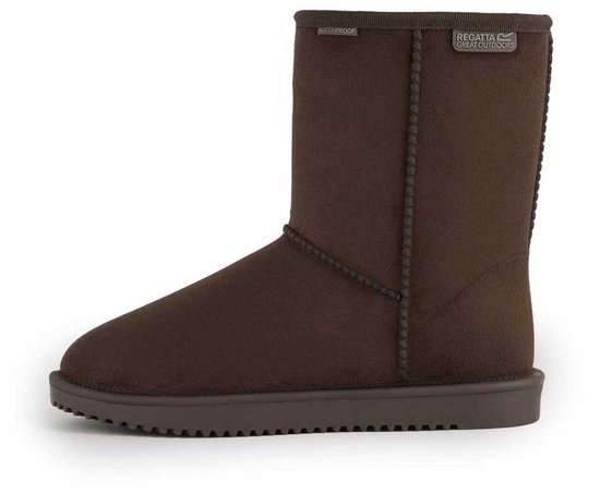 Bruine suède laars met donkerbruine biezen en zool. 'WATERPROOF' en 'REGATTA GREAT OUTDOORS' logo's zichtbaar.
