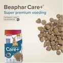 Zak 'Beaphar Care+' voer met een konijn erop. Grote stapel bruine brokjes ernaast.