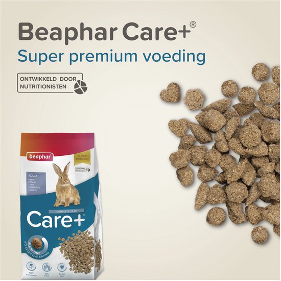 Zak 'Beaphar Care+' voer met een konijn erop. Grote stapel bruine brokjes ernaast.