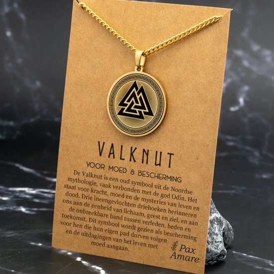 Gouden ketting met rond hangertje met Valknut symbool op bruin kaartje met tekst.