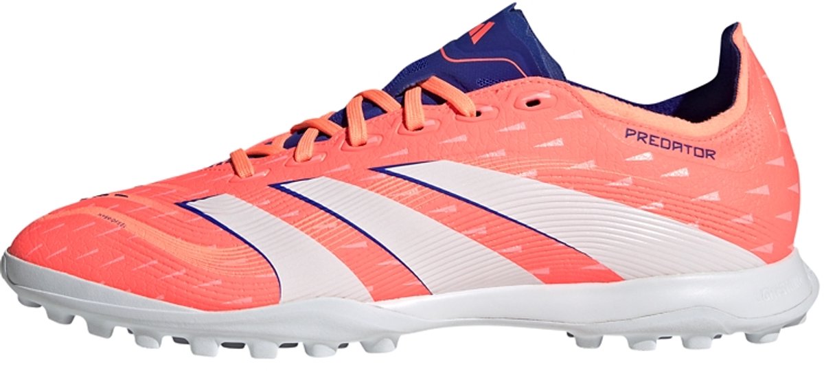 adidas Predator League turf voetbalschoenen in oranje met 3D-textuur en witte strepen, ontworpen voor optimale grip en con...