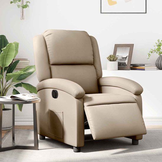 Cappuccinokleurige verstelbare fauteuil van kunstleer, in een woonkamer setting.