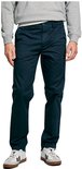 Donkerblauwe katoenen chino gedragen met grijze trui en sneakers.