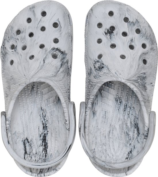 Paar witte Crocs met grijze marmerprint, van bovenaf gezien.
