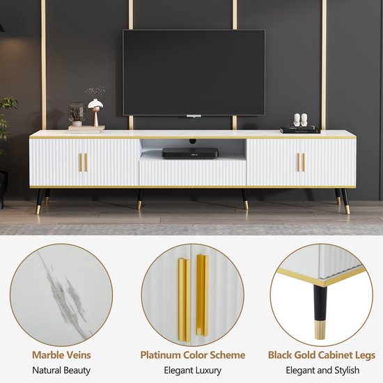 Witte tv-kast met marmerlook blad, gouden accenten, verticale ribbels, gouden handgrepen en zwarte poten.