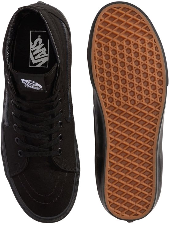 Bovenaanzicht en zool van een zwarte Vans sneaker met kenmerkend wafelprofiel.