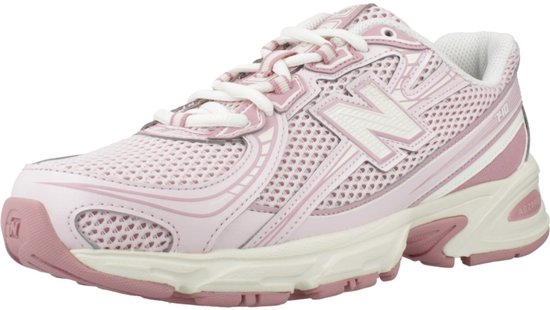 Roze New Balance sneaker met witte 'N' logo en beige accenten.