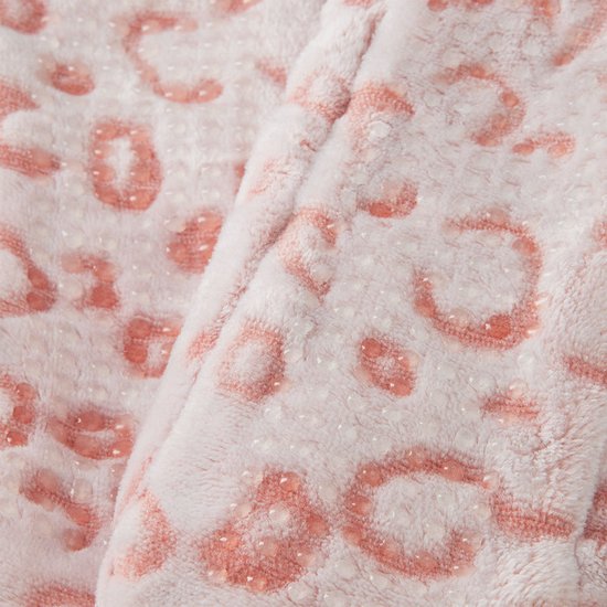 Close-up van roze fleece stof met dierenprint en anti-slip stipjes.
