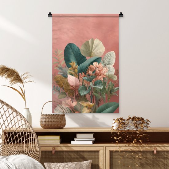 Een wandkleed met een arrangement van tropische bladeren in groen-, crème- en roze tinten, hangend boven een houten kast.