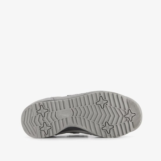 Onderkant van een grijze sneaker met profiel en sterdecoratie.