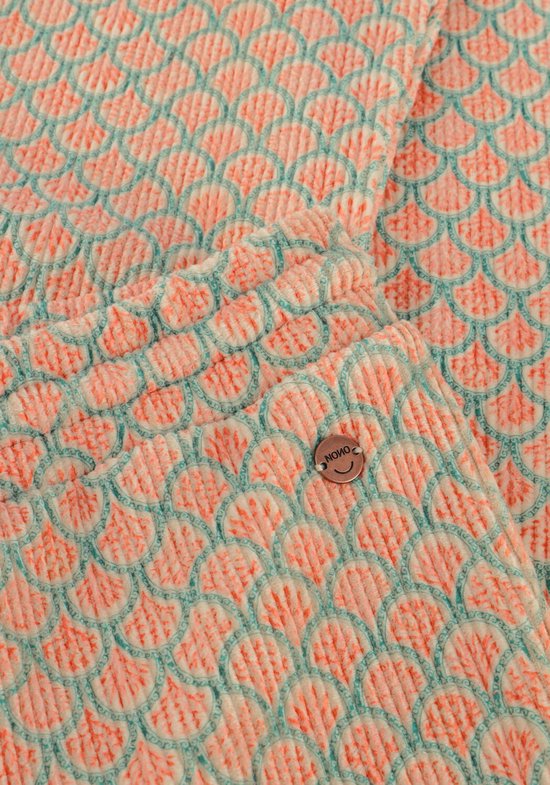 Détail du tissu avec un imprimé écailles rose saumon et turquoise. Un petit bouton avec le logo "Nono".