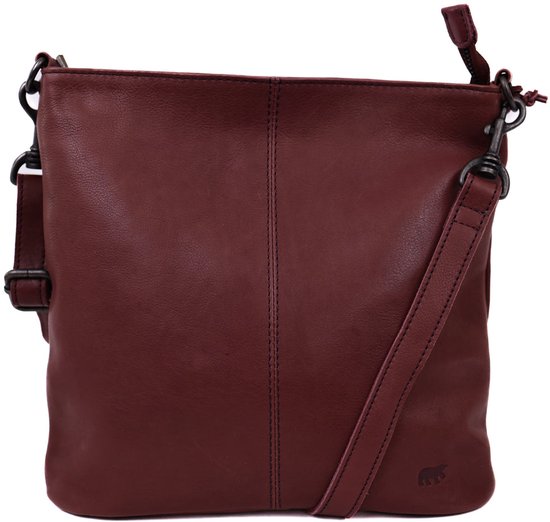 Vierkante bordeauxrode leren tas met verticale naden en een geborduurd logo, met schouderband.
