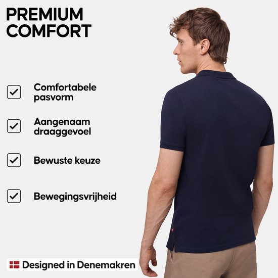 Achterkant van een man in donkerblauw poloshirt met comfortabele pasvorm en bewegingsvrijheid. "Designed in Denemarken" staat onderaan.