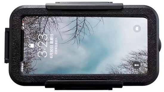 Zwarte waterdichte smartphonehouder voor fietsen, met gesloten klep. Telefoon met "3:23" en "6月30日 星期日" weergegeven.