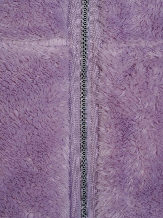 Sluiting van een lila fleece vest met een ritssluiting.