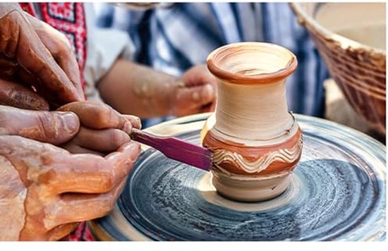 Kaukasische Mannelijke Potten Die Keramische Dop Maken In De Aardewerk Pottenbakkerij Een Keramisch Keramiekbekertje Met Elementen Image156394444