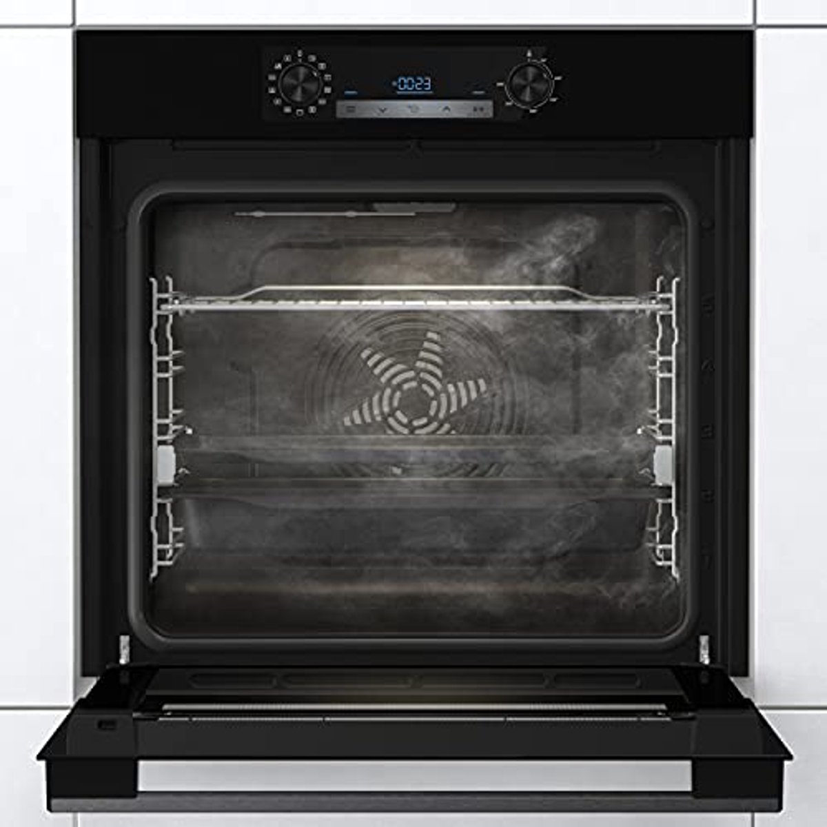 Zwarte inbouw oven met stoomfunctie en Even Bake technologie