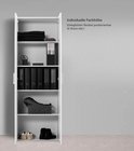 Witte archiefkast met twee deuren. Interieur met zes planken, waarop mappen, kleding en schoenen staan.