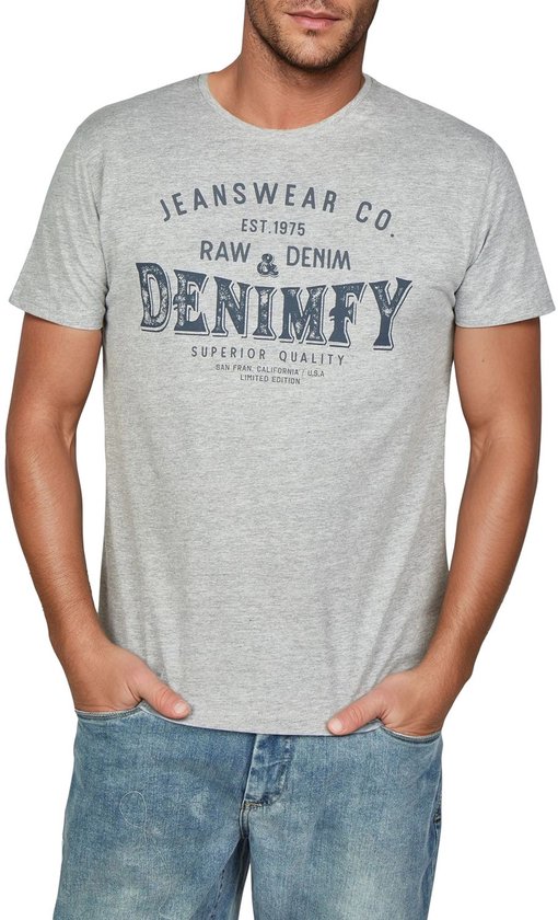 Man met grijs T-shirt met donkerblauwe tekst: JEANSWEAR CO. RAW & DENIM DENIMFY SUPERIOR QUALITY SAN FRAN. CALIFORNIA / U.S.A. LIMITED EDITION