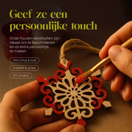 Houten kerstsneeuwvlok wordt rood geschilderd met een kwastje. Tekst: 'Geef ze een persoonlijke touch'.