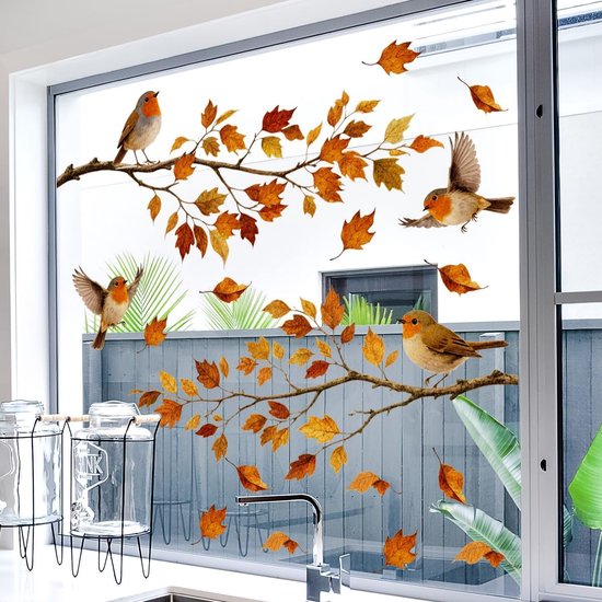 Roodborstjes en herfstbladeren op een raam met uitzicht op een tuin.
