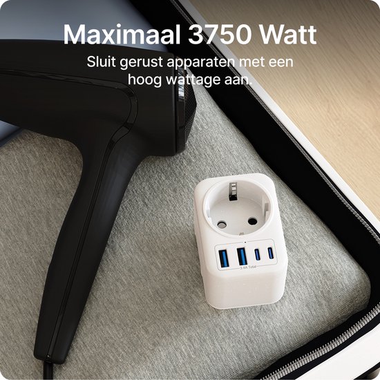 Witte reisstekker met drie USB-poorten naast een zwarte haardroger.