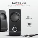 Zwarte Trust speaker met ronde speaker, volumeknop en indicatielampje. 3.5mm plug en USB-aansluiting.