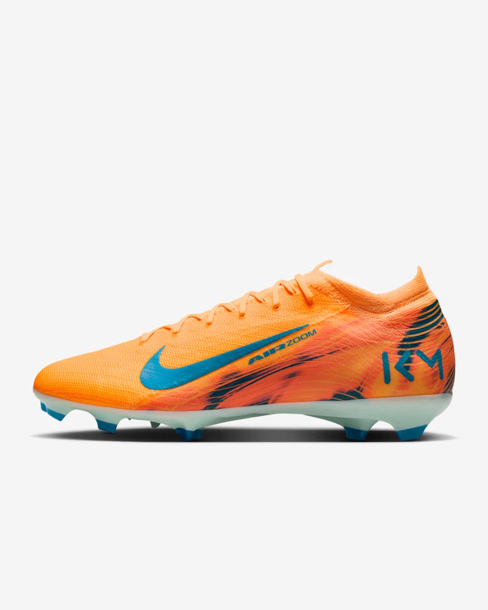 Nike Mercurial Vapor Pro voetbalschoenen in oranje, maat 40, met blauwe details en een gestroomlijnd ontwerp voor snelheid.