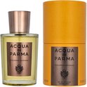Glazen fles met gele vloeistof, gouden dop, naast een gouden cilinder met "ACQUA DI PARMA COLONIA INTENSA" erop.
