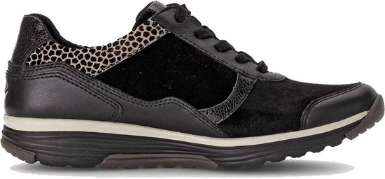 Zwarte Gabor dames sneaker van leer en suède, met luipaardprint accenten bij de hiel en op de zijkant.