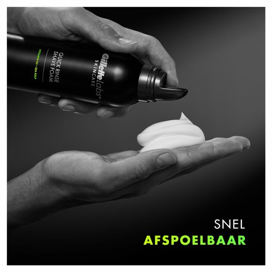 Gillette Labs fles scheerschuim wordt in een hand gespoten. "Snel afspoelbaar".