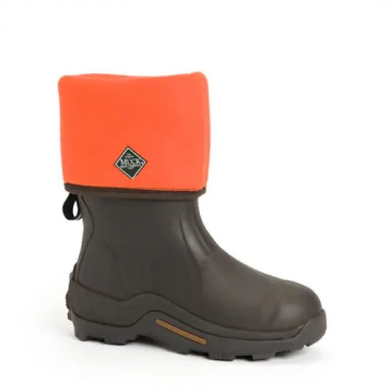 Donkerbruine Muck Boot laars met feloranje opzetstuk, op een witte achtergrond.