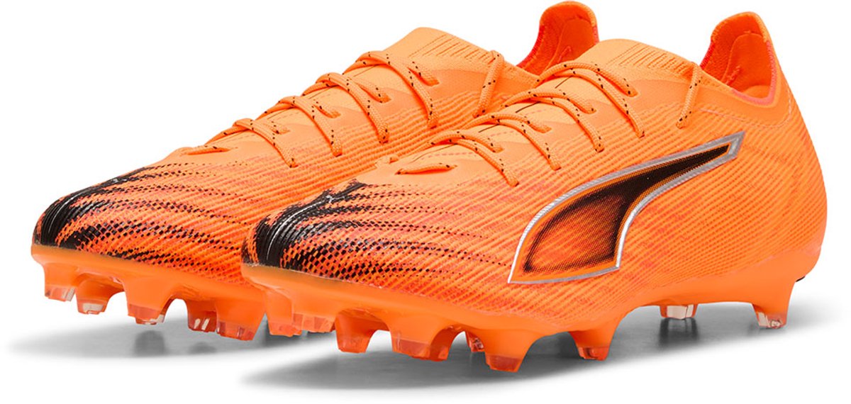 Puma Ultra 6 Pro FG/AG voetbalschoenen in fel oranje, met technisch mesh bovenwerk en gestroomlijnd ontwerp. EU 47.