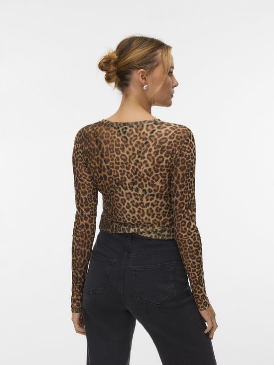 Achterkant van een bruine mesh top met lange mouwen en luipaardprint.
