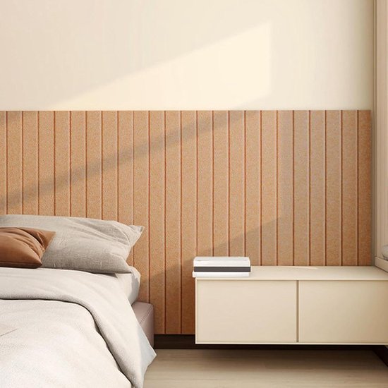 Une chambre avec une tête de lit orange en panneaux souples à rainures verticales.