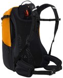 Achterkant van een oranje en zwarte rugzak met mesh-ventilatie.
