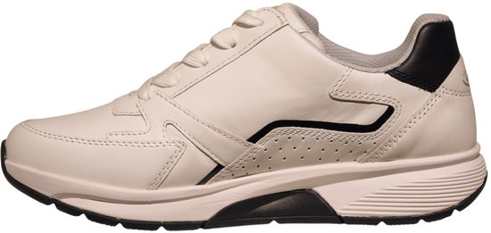 Witte sneaker met zwarte accenten, veters en ritssluiting.