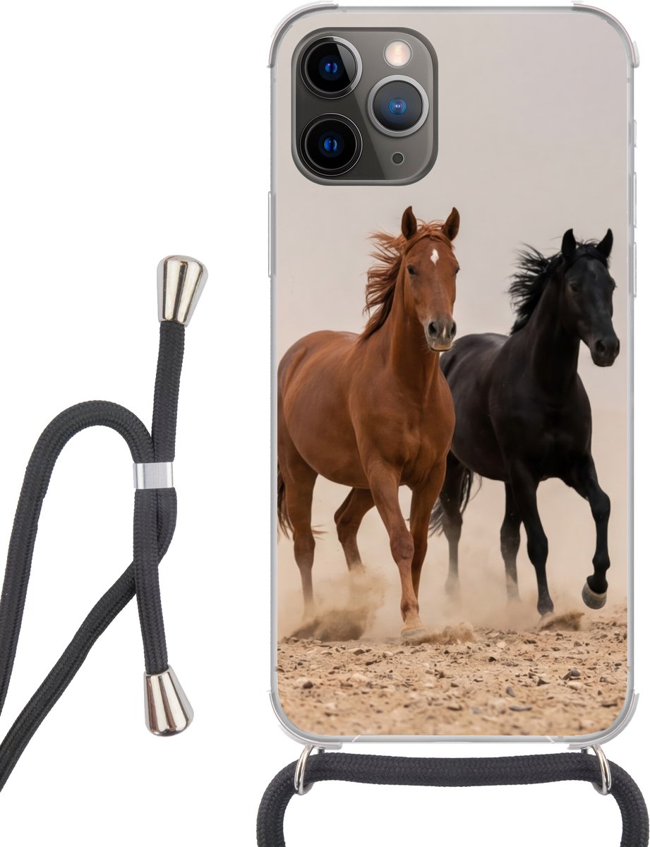 Telefoonhoesje Geschikt voor iPhone 13 Pro - Kudde paarden - Stofwolk - Bruin - Zwart - Siliconen - Crossbody - Backcover met Koord - Telefoonhoesje met koord - Hoesje met touw Telefoonhoesje