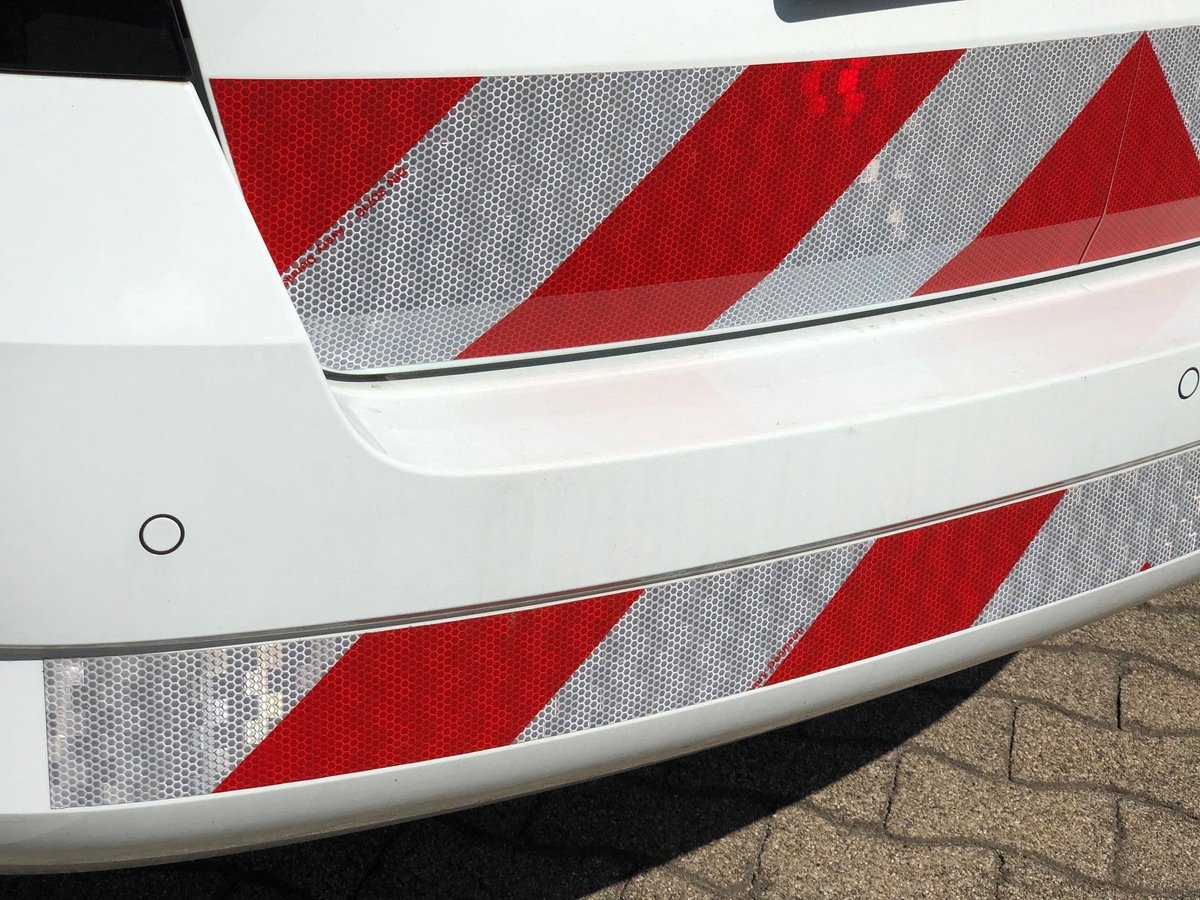 Chevron folie V-8000 Rood/Wit | Avery Dennison Rechtswijzend / 1220mm / 1m