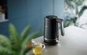 Zwarte Philips waterkoker op een aanrecht met twee glazen mokken thee ernaast.