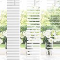 Collage van witte jaloezieën met witte bloemen op de achtergrond.