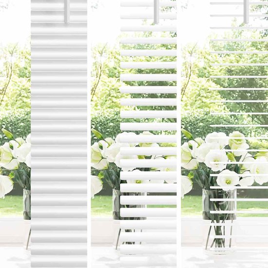 Collage van witte jaloezieën met witte bloemen op de achtergrond.